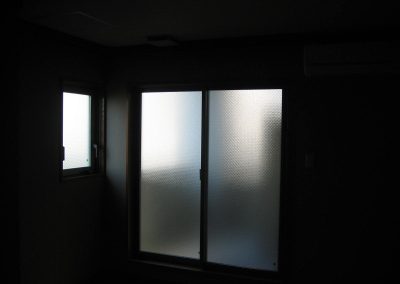 【４階納戸】写真では暗いですが、北側にバルコニーがあり、実際はかなり明るいです。床暖房も設置しています。