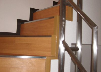 【４階～５階】屋内階段 共用階段とは別に屋内回り階段を設置しました