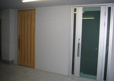車庫内物入れ 物入れの扉に建築主支給品の住宅用玄関扉を使用しました